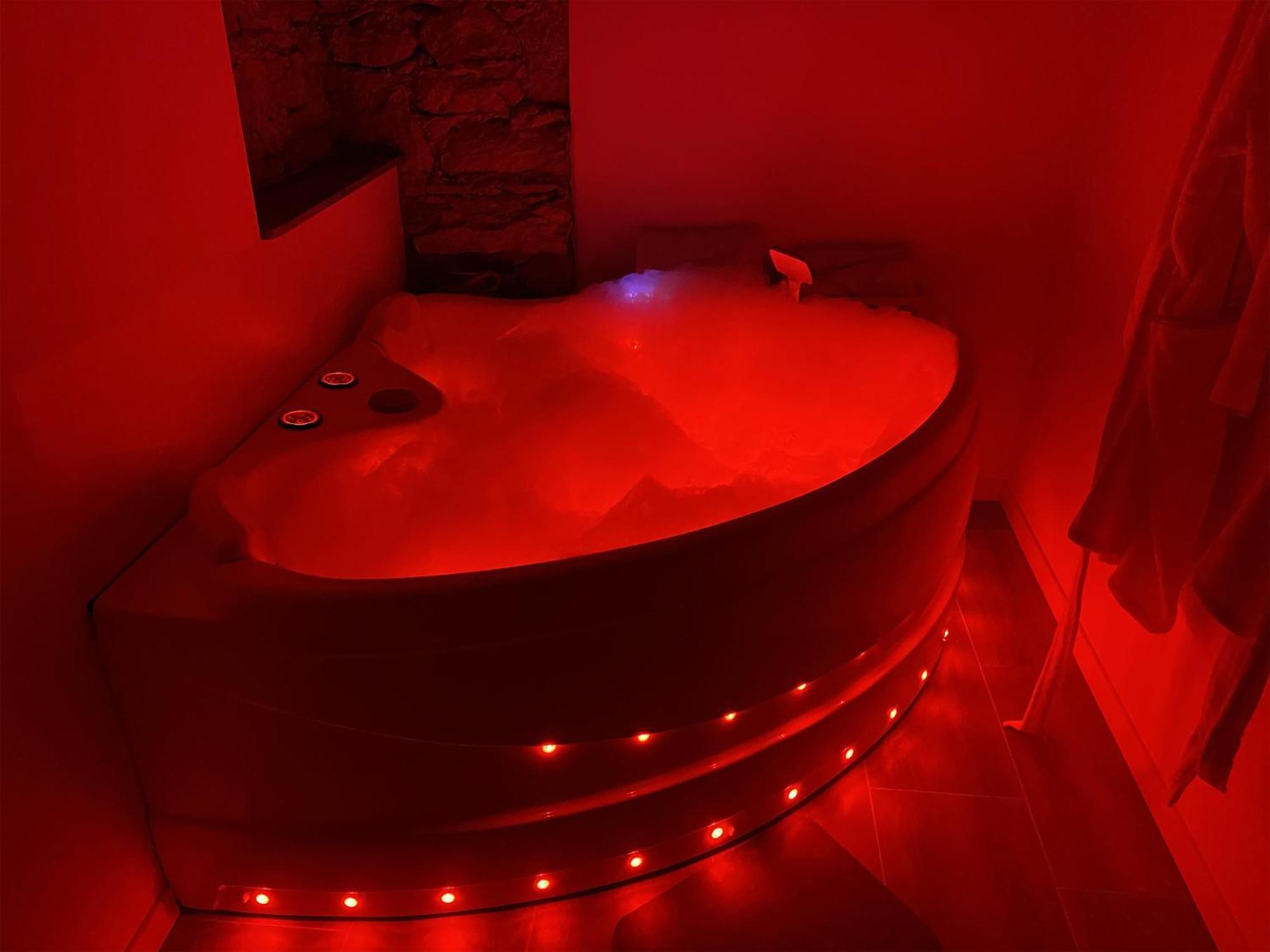 Love Room- Spa- Escale Amoureuse Puygaillard-de-Quercy Eksteriør bilde