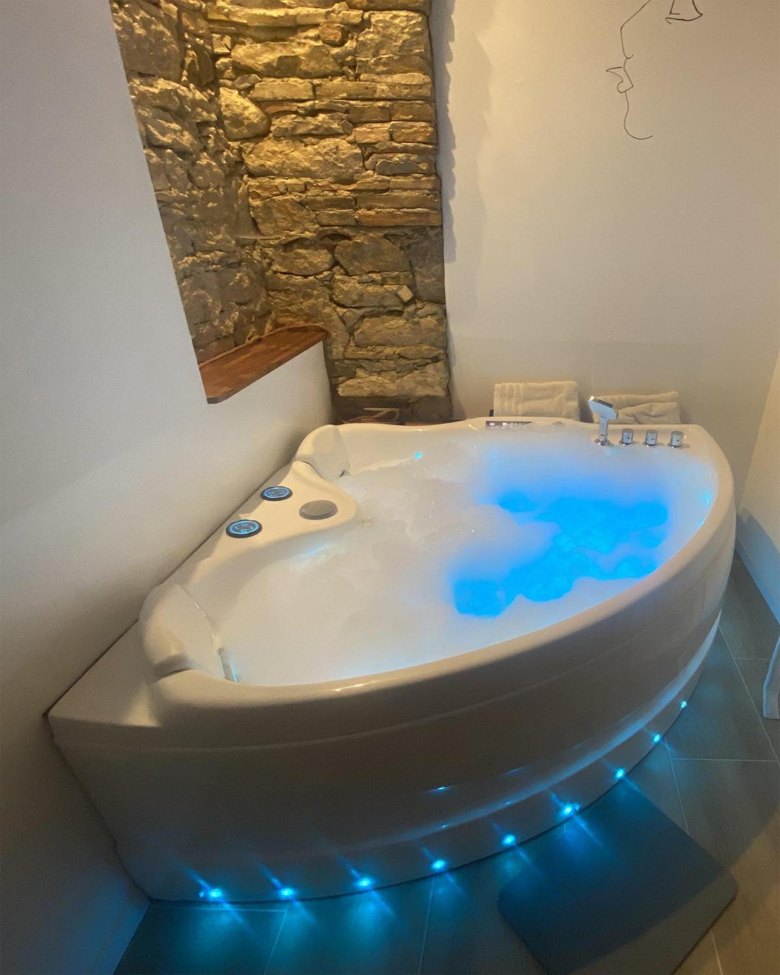Love Room- Spa- Escale Amoureuse Puygaillard-de-Quercy Eksteriør bilde